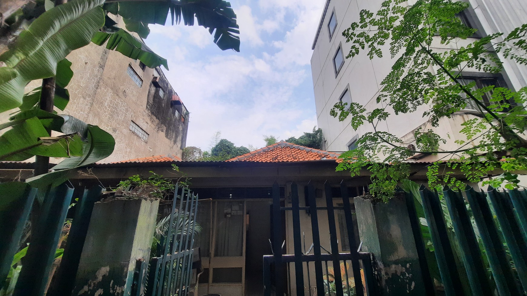 RUMAH DI ZONA KOMERSIAL DENGAN LOKASI STRATEGIS DEKAT DENGAN HALTE TRANS JAKARTA CAWANG