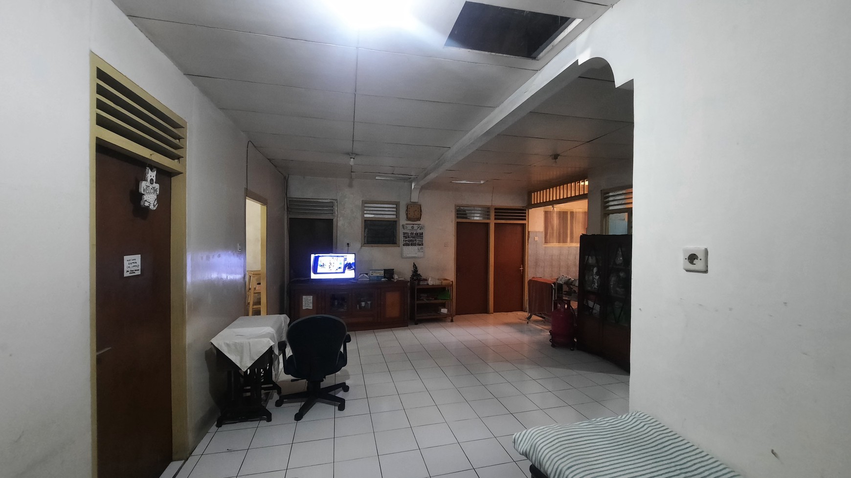 RUMAH DI ZONA KOMERSIAL DENGAN LOKASI STRATEGIS DEKAT DENGAN HALTE TRANS JAKARTA CAWANG