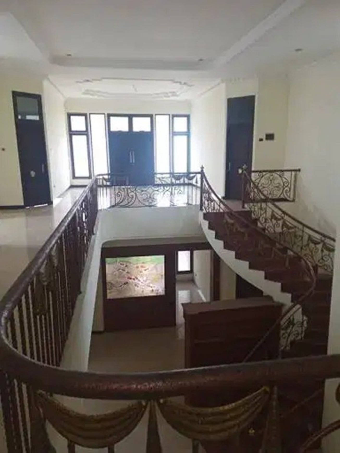 Rumah 2 Lantai Murah dengan Kondisi Bagus di Jl. Lebak Indah Regency, Surabaya