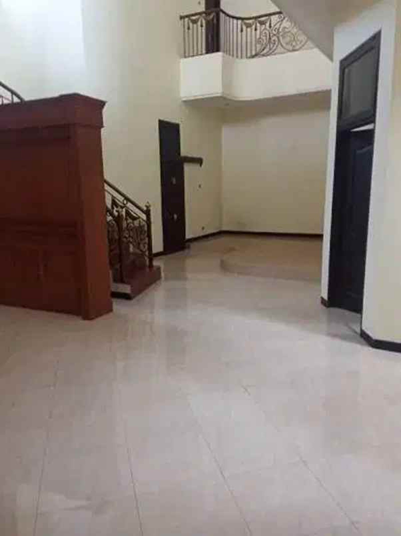Rumah 2 Lantai Murah dengan Kondisi Bagus di Jl. Lebak Indah Regency, Surabaya