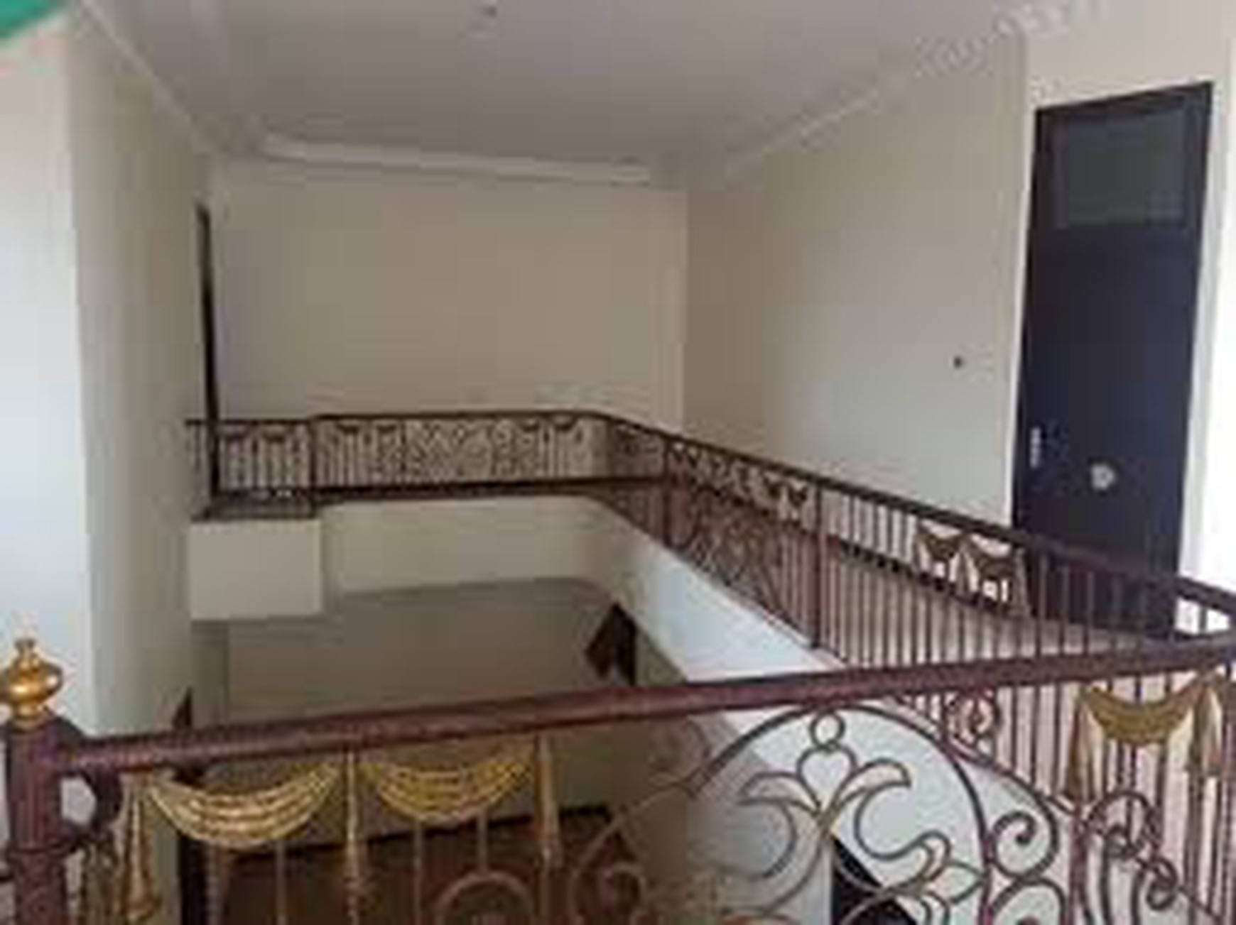 Rumah 2 Lantai Murah dengan Kondisi Bagus di Jl. Lebak Indah Regency, Surabaya