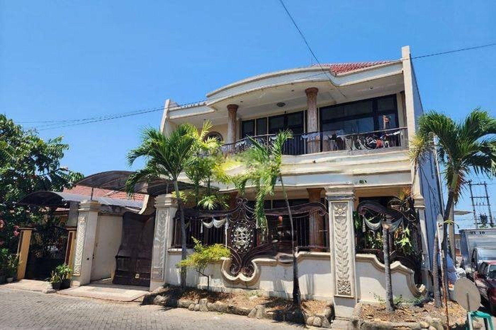 Rumah 2 Lantai Murah dengan Kondisi Bagus di Jl. Lebak Indah Regency, Surabaya