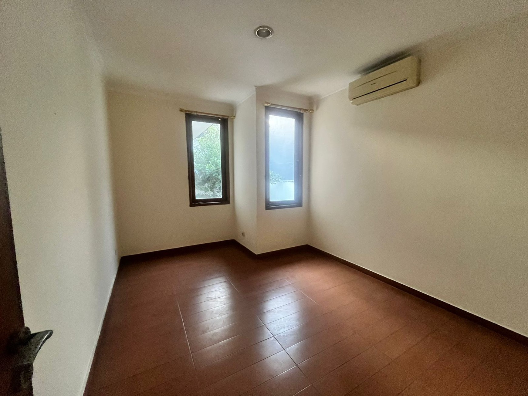 Rumah siap huni dalam komplek dekat MRT