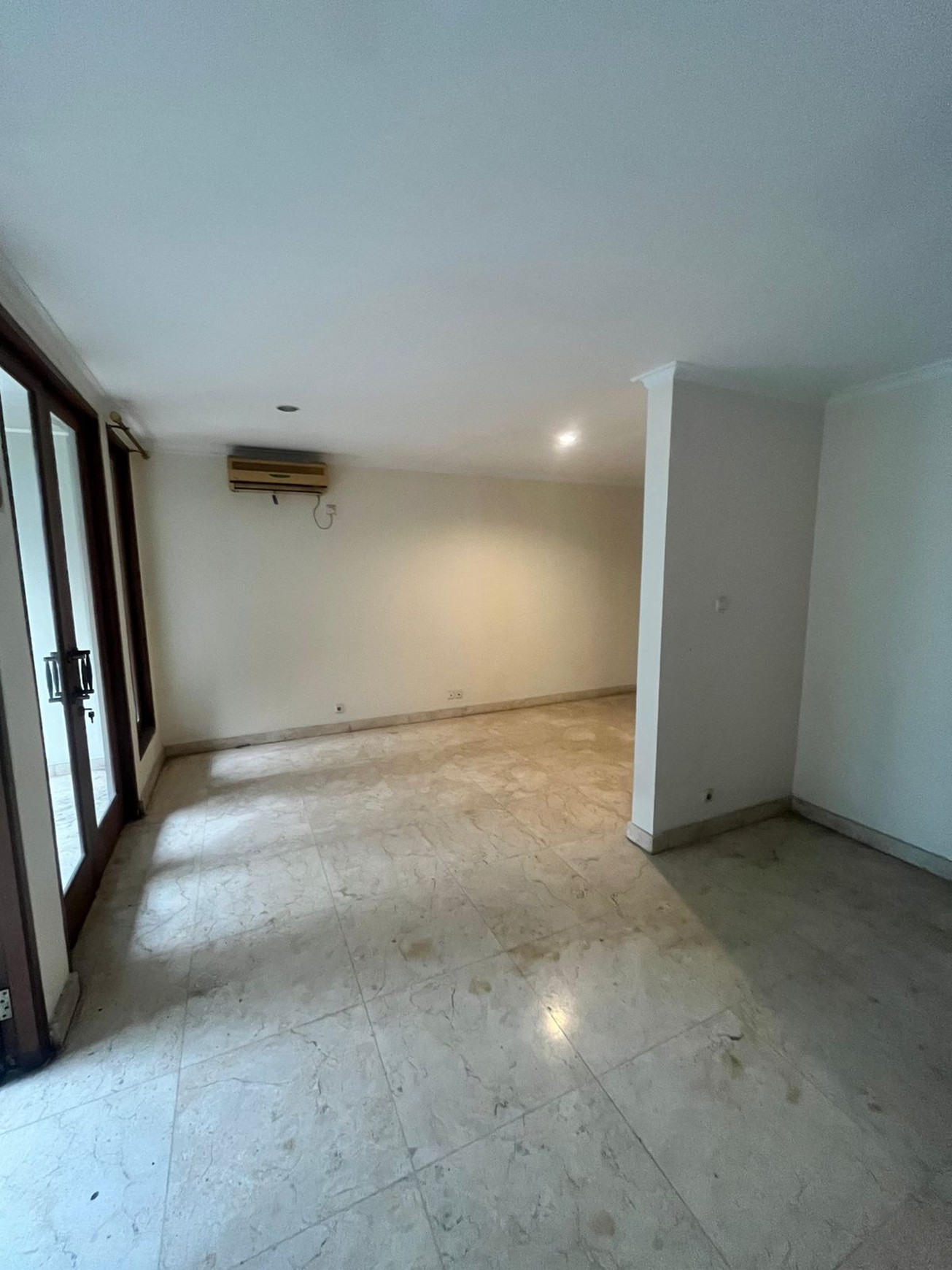 Rumah siap huni dalam komplek dekat MRT