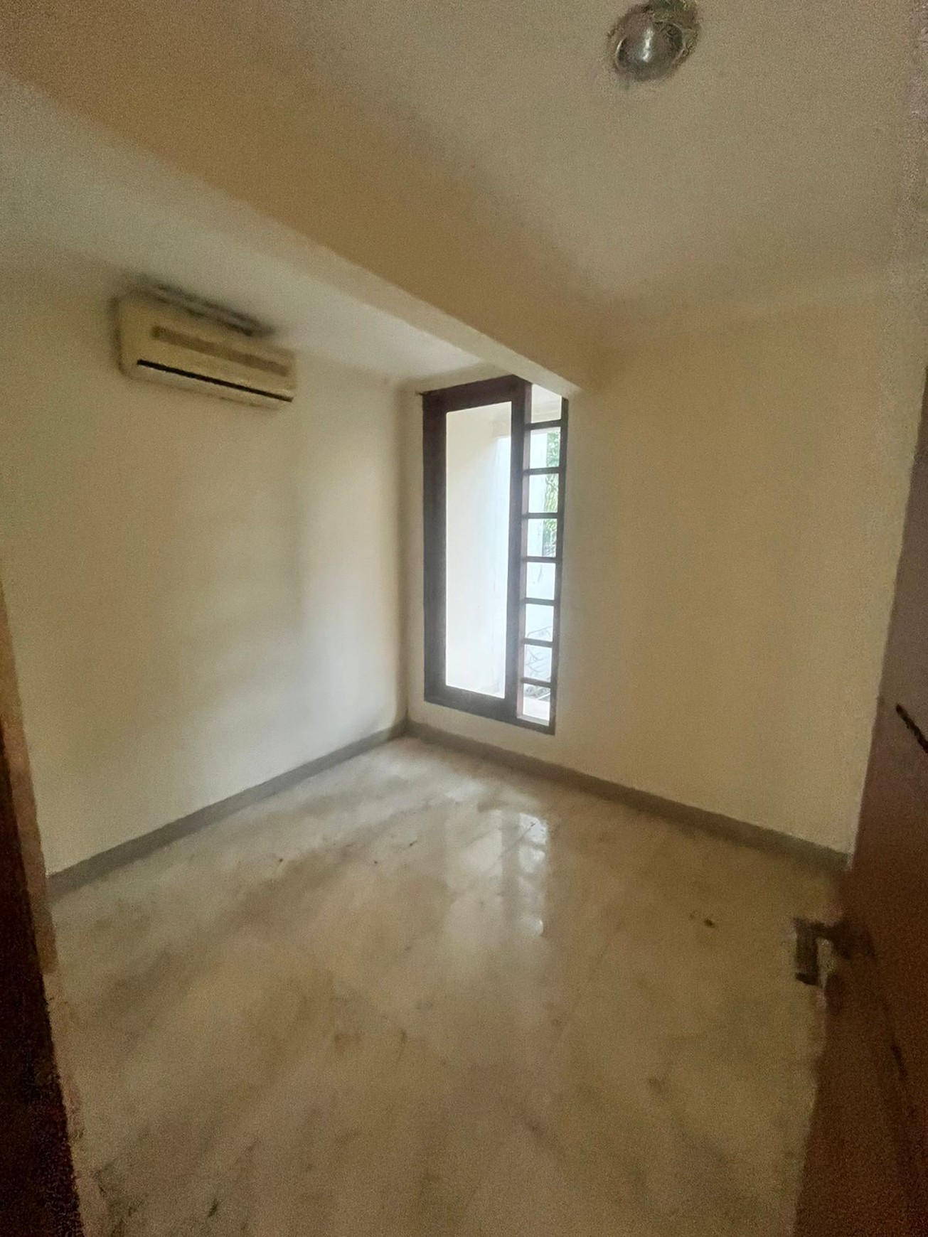 Rumah siap huni dalam komplek dekat MRT