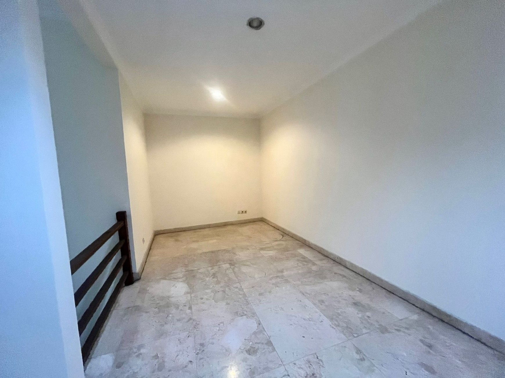 Rumah siap huni dalam komplek dekat MRT