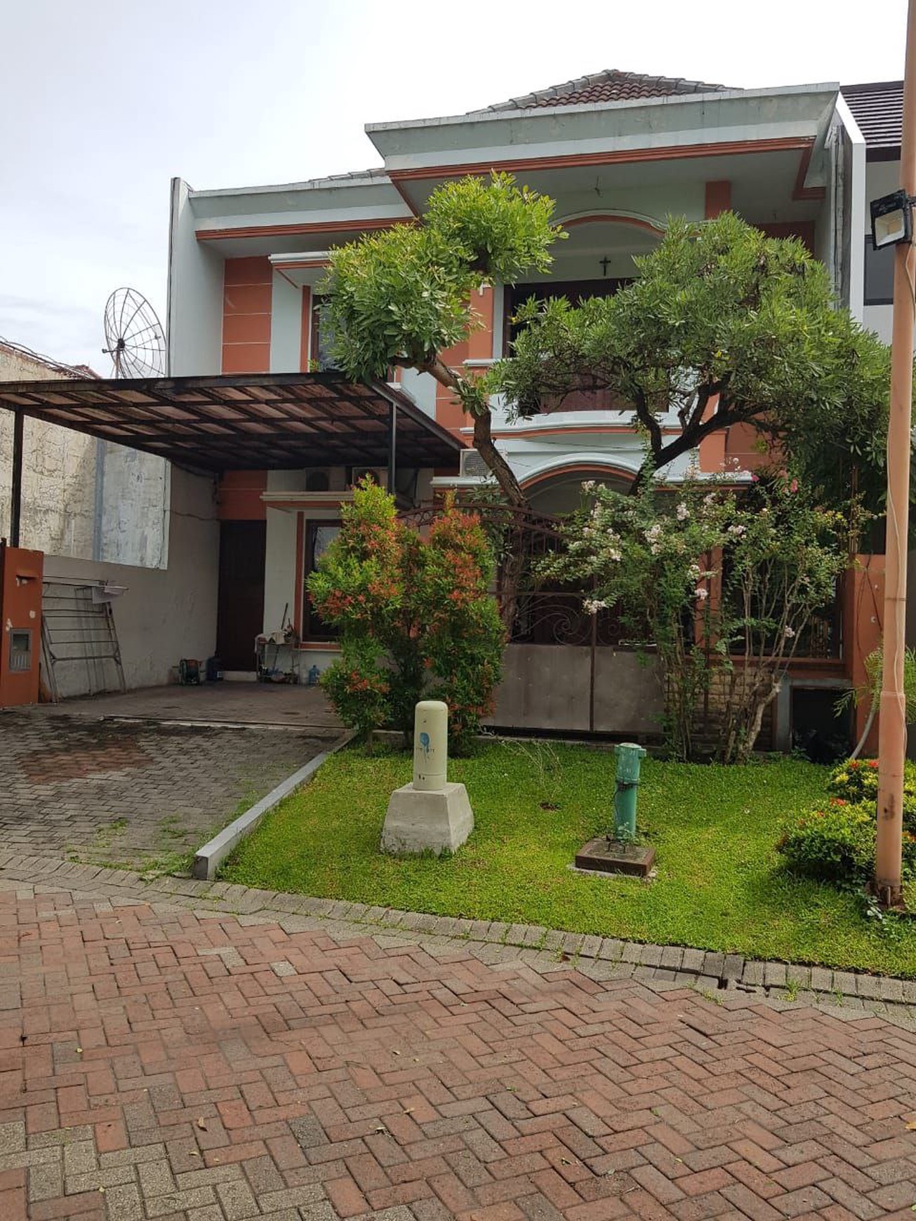 Rumah Mewah dan Murah di Graha Family, Surabaya