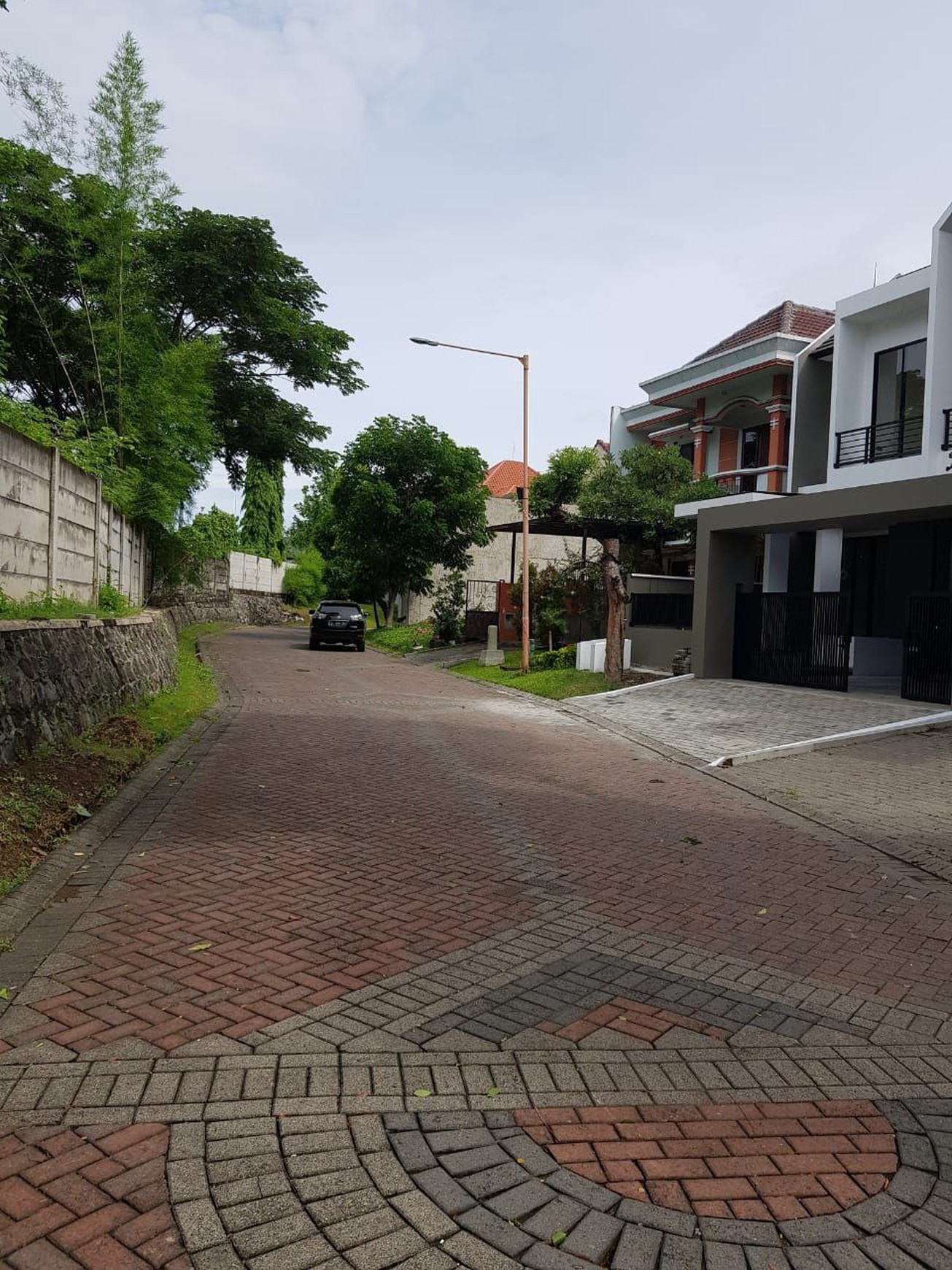 Rumah Mewah dan Murah di Graha Family, Surabaya