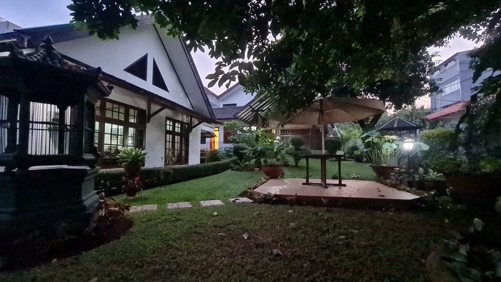 Rumah Bertaman Cantik dekat Pondok Indah Keb. Lama di Jaksel