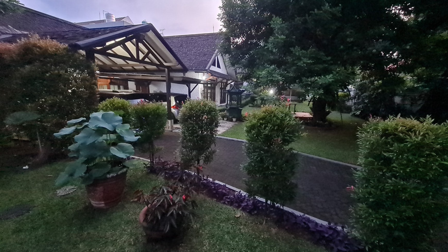 Rumah Bertaman Cantik dekat Pondok Indah Keb. Lama di Jaksel