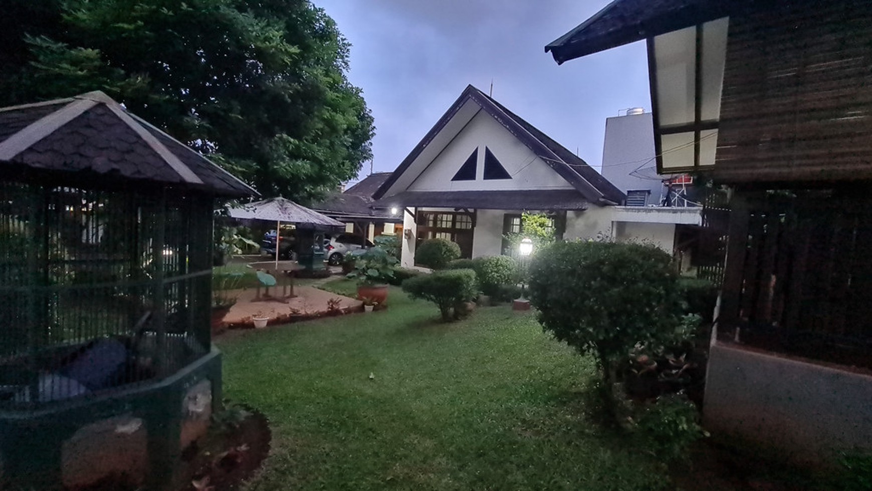 Rumah Bertaman Cantik dekat Pondok Indah Keb. Lama di Jaksel
