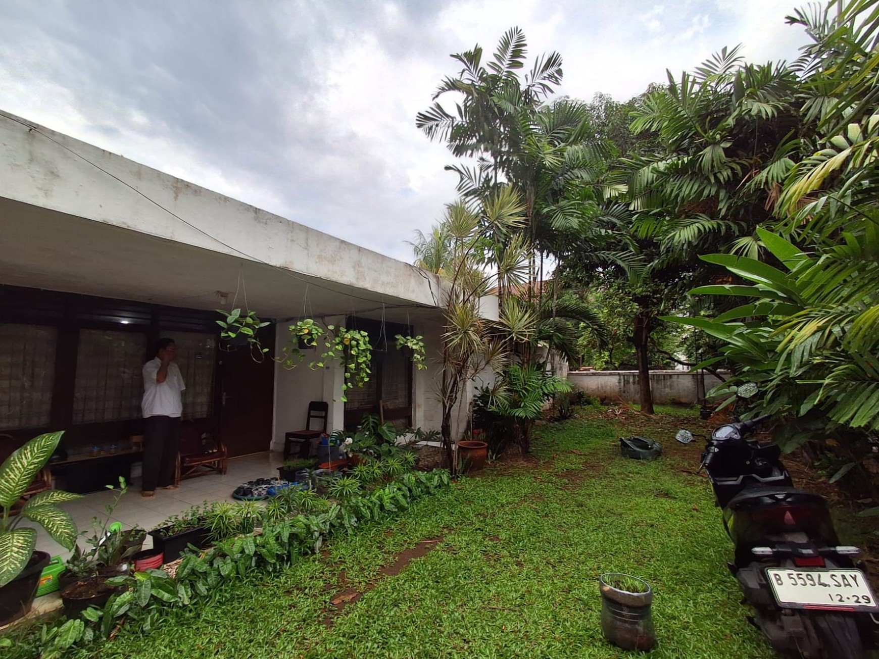 Di Jual Rumah HOEK  1 Lantai - Lokasi Strategis  Cocok untuk Hunian Komersial Di Tebet - Jakarta Selatan