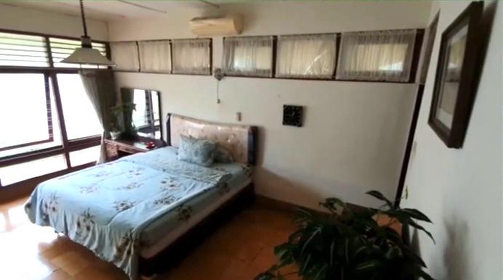 Di Jual Rumah HOEK  1 Lantai - Lokasi Strategis  Cocok untuk Hunian Komersial Di Tebet - Jakarta Selatan