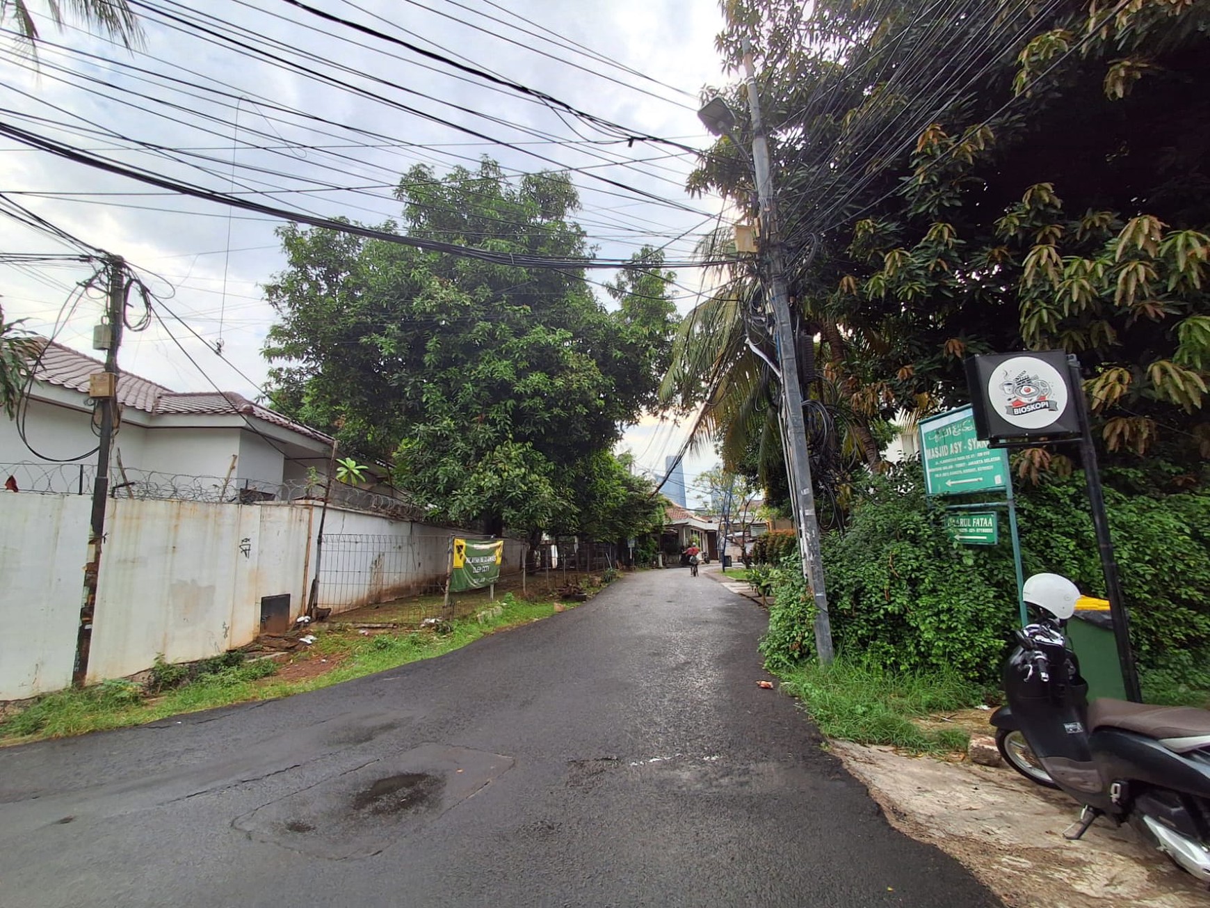 Di Jual Rumah HOEK  1 Lantai - Lokasi Strategis  Cocok untuk Hunian Komersial Di Tebet - Jakarta Selatan