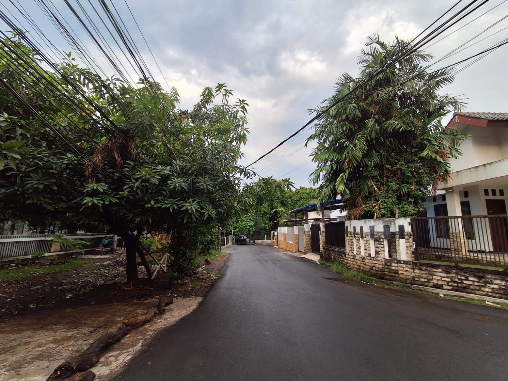Di Jual Rumah HOEK  1 Lantai - Lokasi Strategis  Cocok untuk Hunian Komersial Di Tebet - Jakarta Selatan