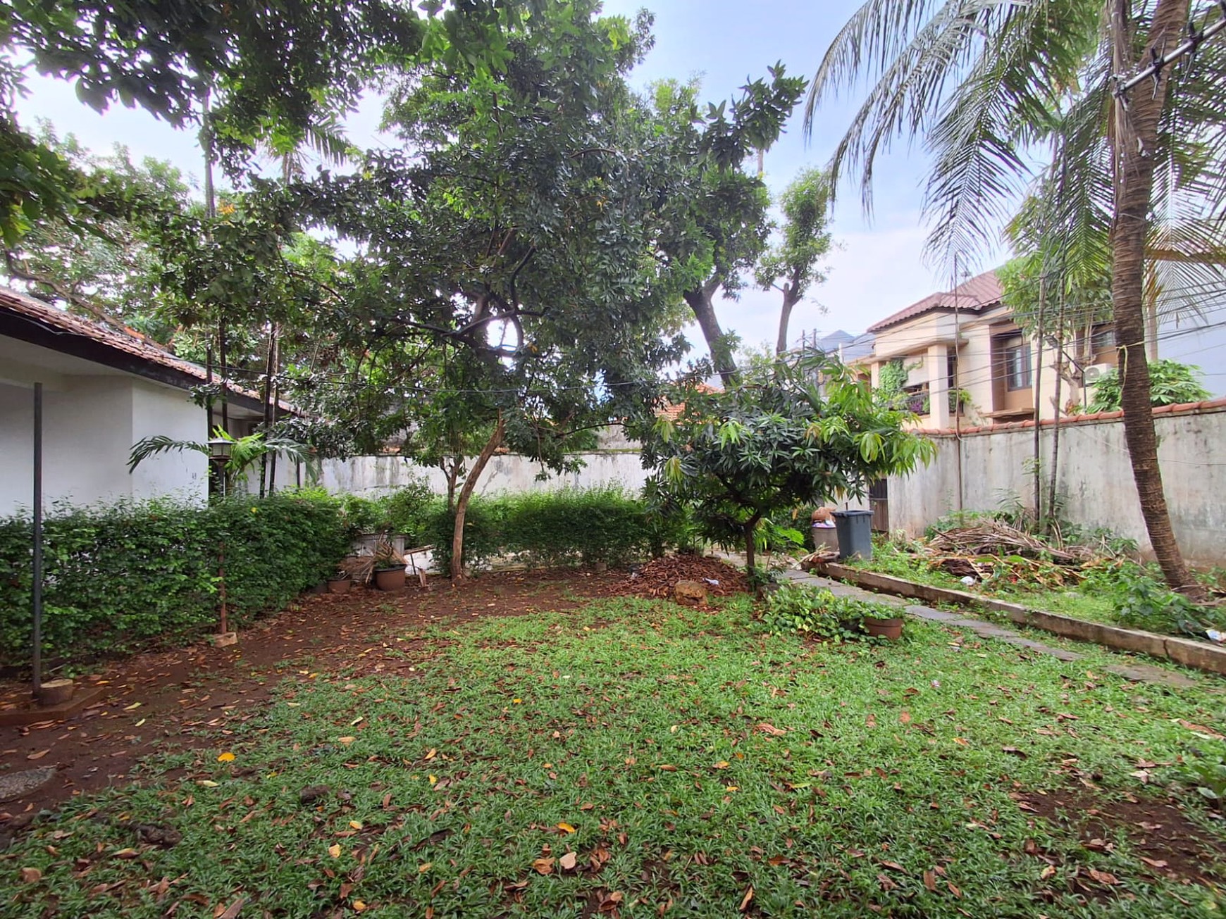 Di Jual Rumah HOEK  1 Lantai - Lokasi Strategis  Cocok untuk Hunian Komersial Di Tebet - Jakarta Selatan