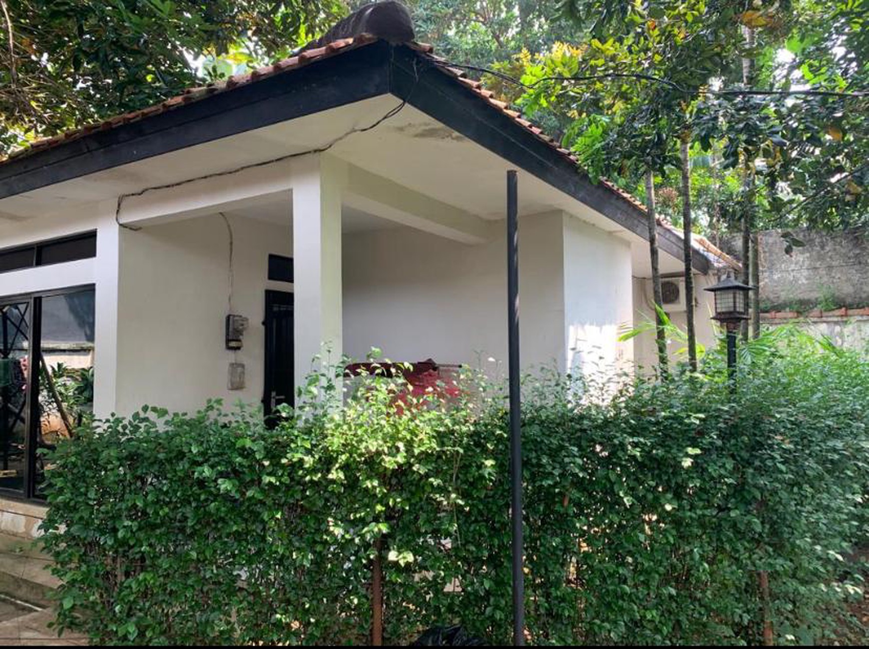 Di Jual Rumah HOEK  1 Lantai - Lokasi Strategis  Cocok untuk Hunian Komersial Di Tebet - Jakarta Selatan