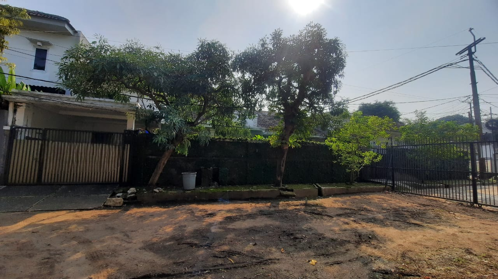 DIJUAL RUMAH TINGGAL DI HOEK DI AREA CINERE ESTATE