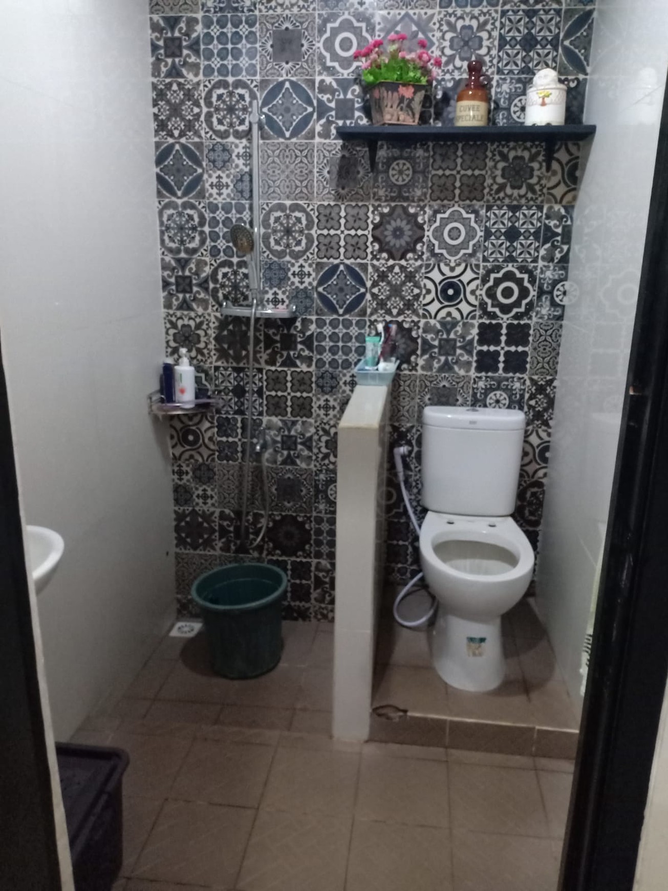 DIJUAL RUMAH TINGGAL DI HOEK DI AREA CINERE ESTATE