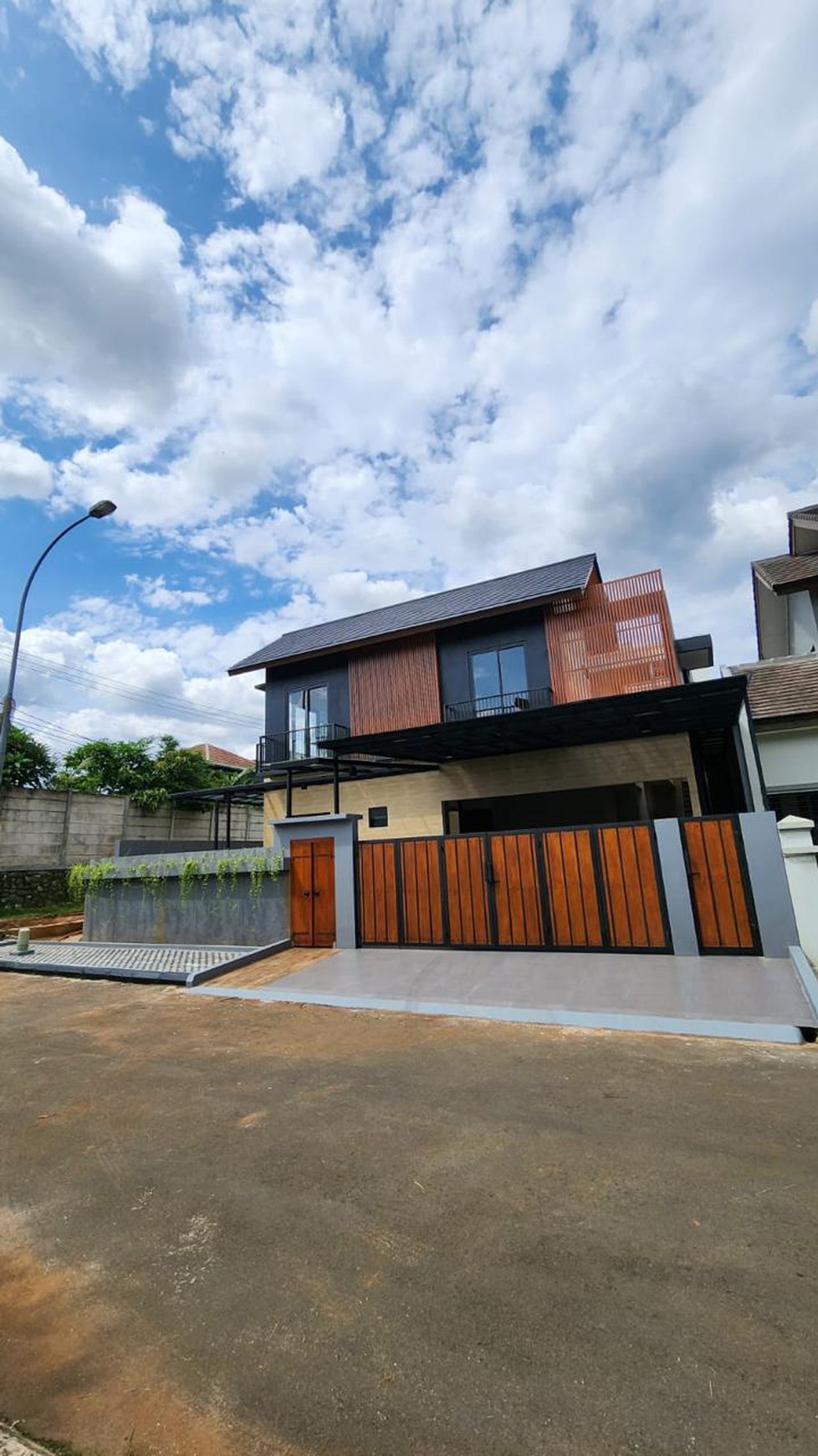 Rumah siap huni di perumahan terbaik di BSD  ( brand new )  
