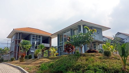 Villa di Trawas Mojokerto, ada 2 Villa dalam satu area, Taman Luas dengan Pemandangan Gunung yang indah - PG -