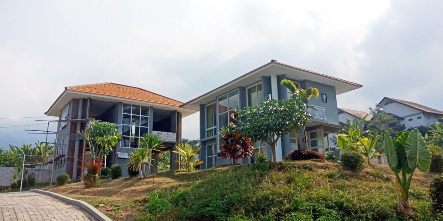 Villa di Trawas Mojokerto, ada 2 Villa dalam satu area, Taman Luas dengan Pemandangan Gunung yang indah - PG -