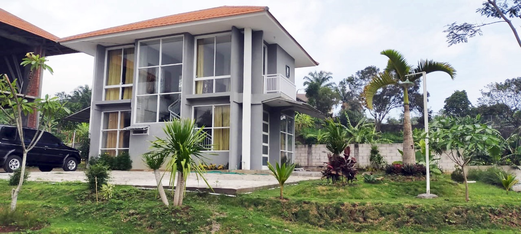 Villa di Trawas Mojokerto, ada 2 Villa dalam satu area, Taman Luas dengan Pemandangan Gunung yang indah - PG -