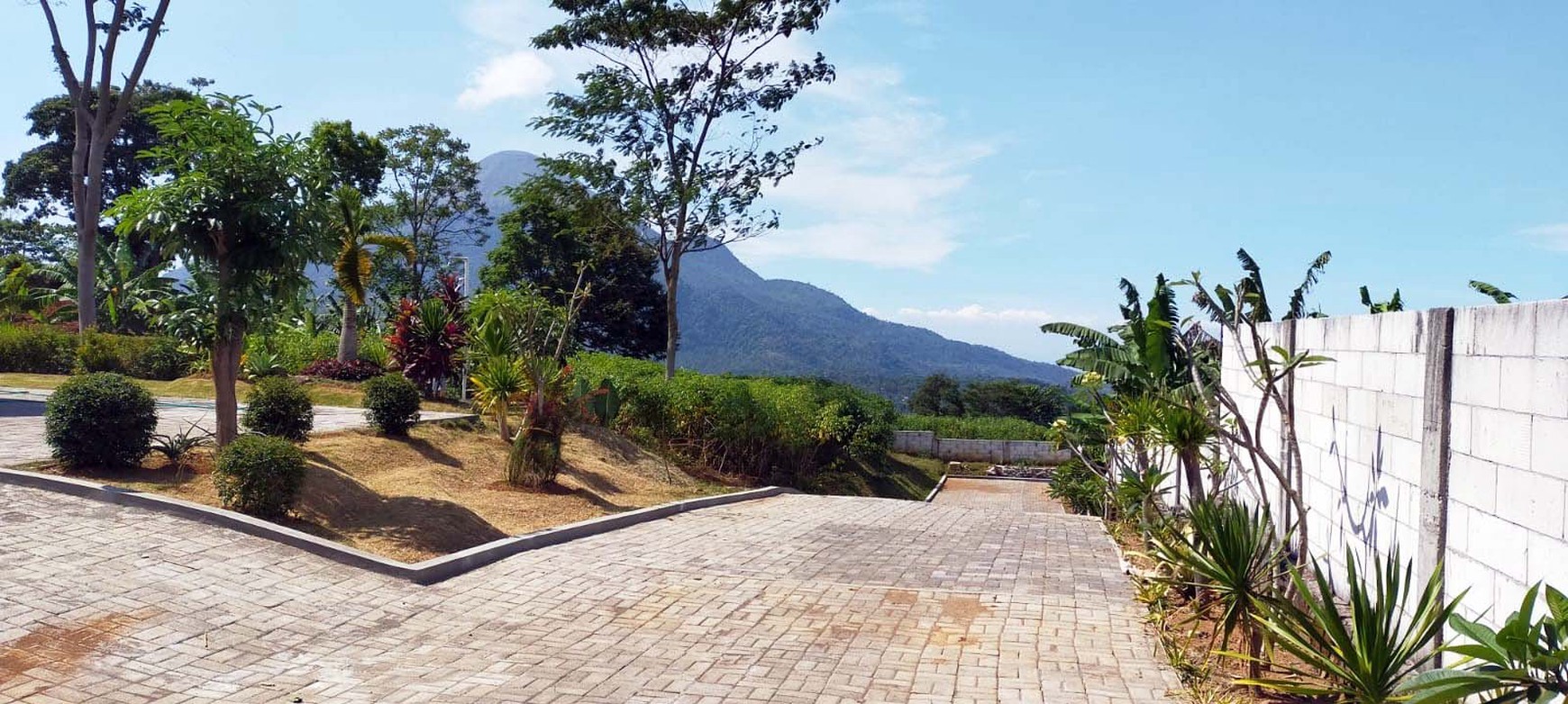Villa di Trawas Mojokerto, ada 2 Villa dalam satu area, Taman Luas dengan Pemandangan Gunung yang indah - PG -
