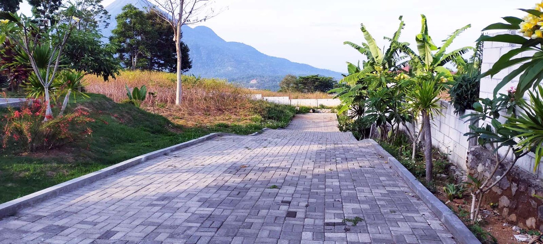 Villa di Trawas Mojokerto, ada 2 Villa dalam satu area, Taman Luas dengan Pemandangan Gunung yang indah - PG -