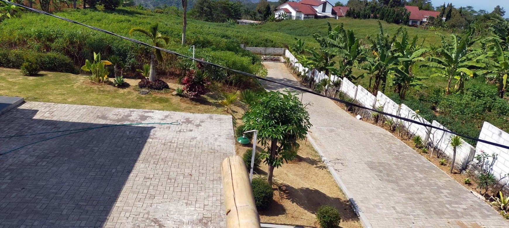 Villa di Trawas Mojokerto, ada 2 Villa dalam satu area, Taman Luas dengan Pemandangan Gunung yang indah - PG -