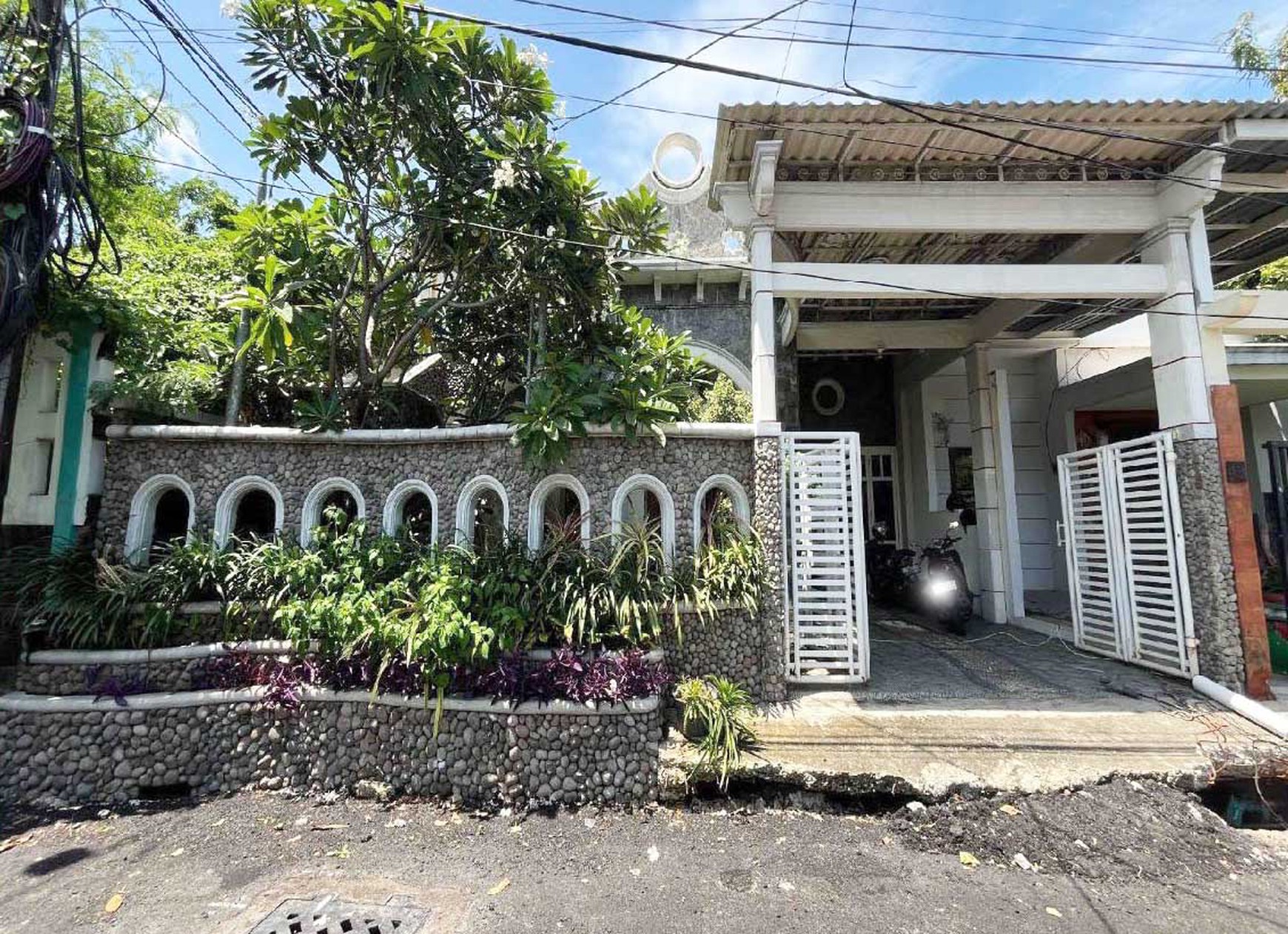 Rumah di Ketintang Madya Surabaya Selatan, 1.5 Lantai, Bagus + Terawat - MG -