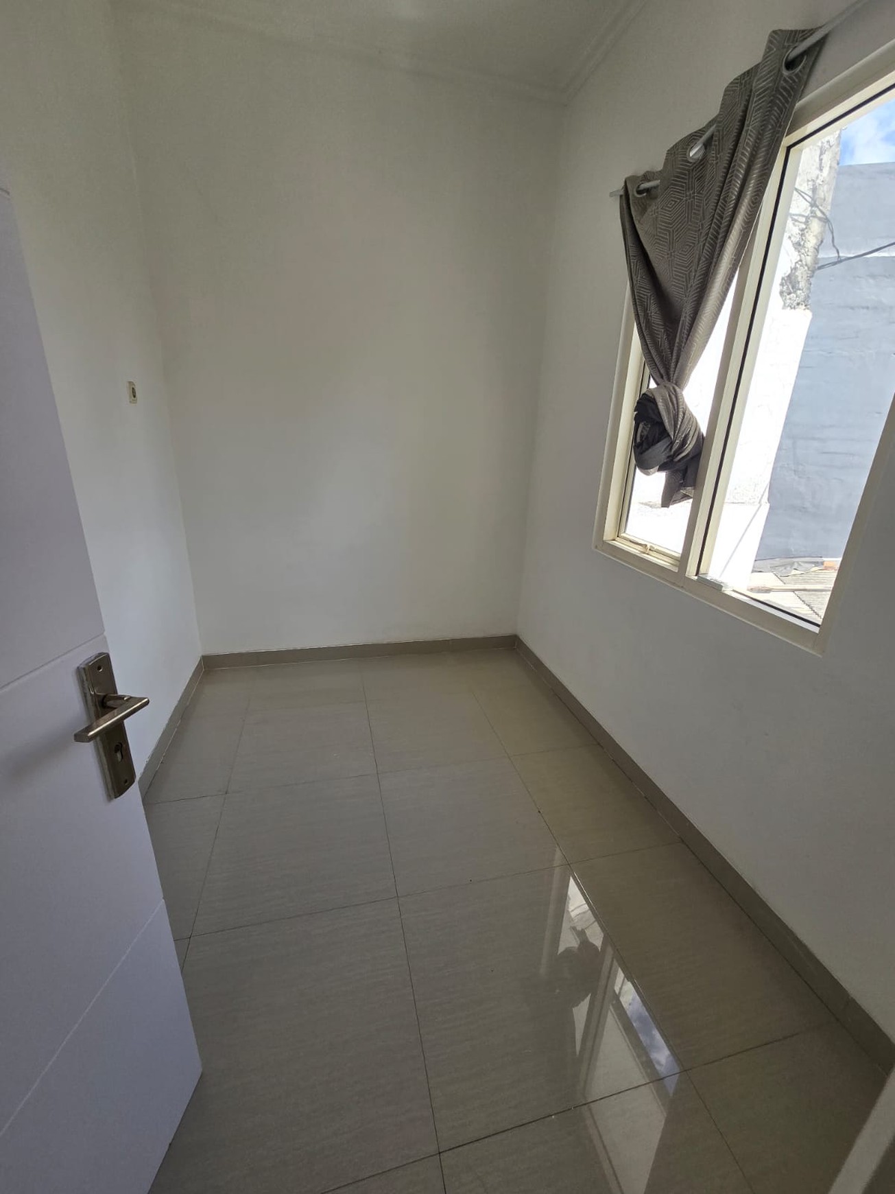 Rumah 2 Lantai di Equator Town House Selangkah ke Bintaro