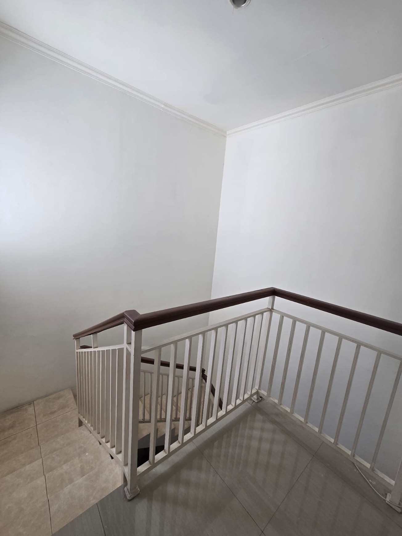 Rumah 2 Lantai di Equator Town House Selangkah ke Bintaro