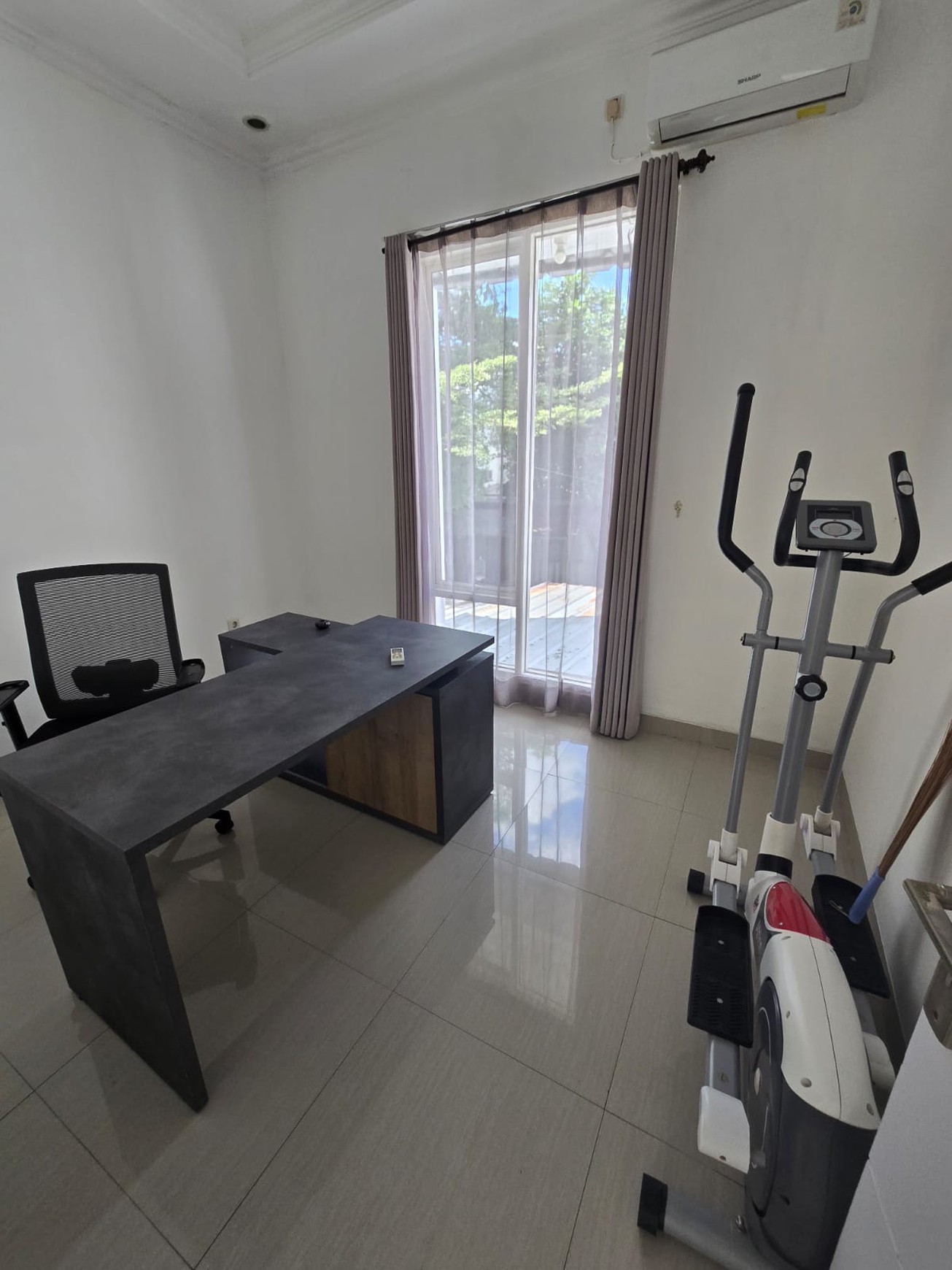 Rumah 2 Lantai di Equator Town House Selangkah ke Bintaro