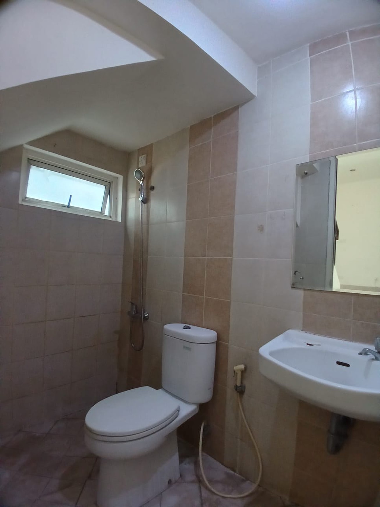 Rumah Disewakan nyaman, aman, dan siap huni Terletak di daerah Urbana Place, Ciputat -Tangsel