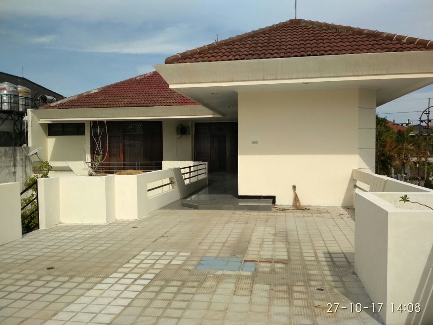 Rumah siap huni di jalan raya Dhamarhusada indah 2, surabaya timur