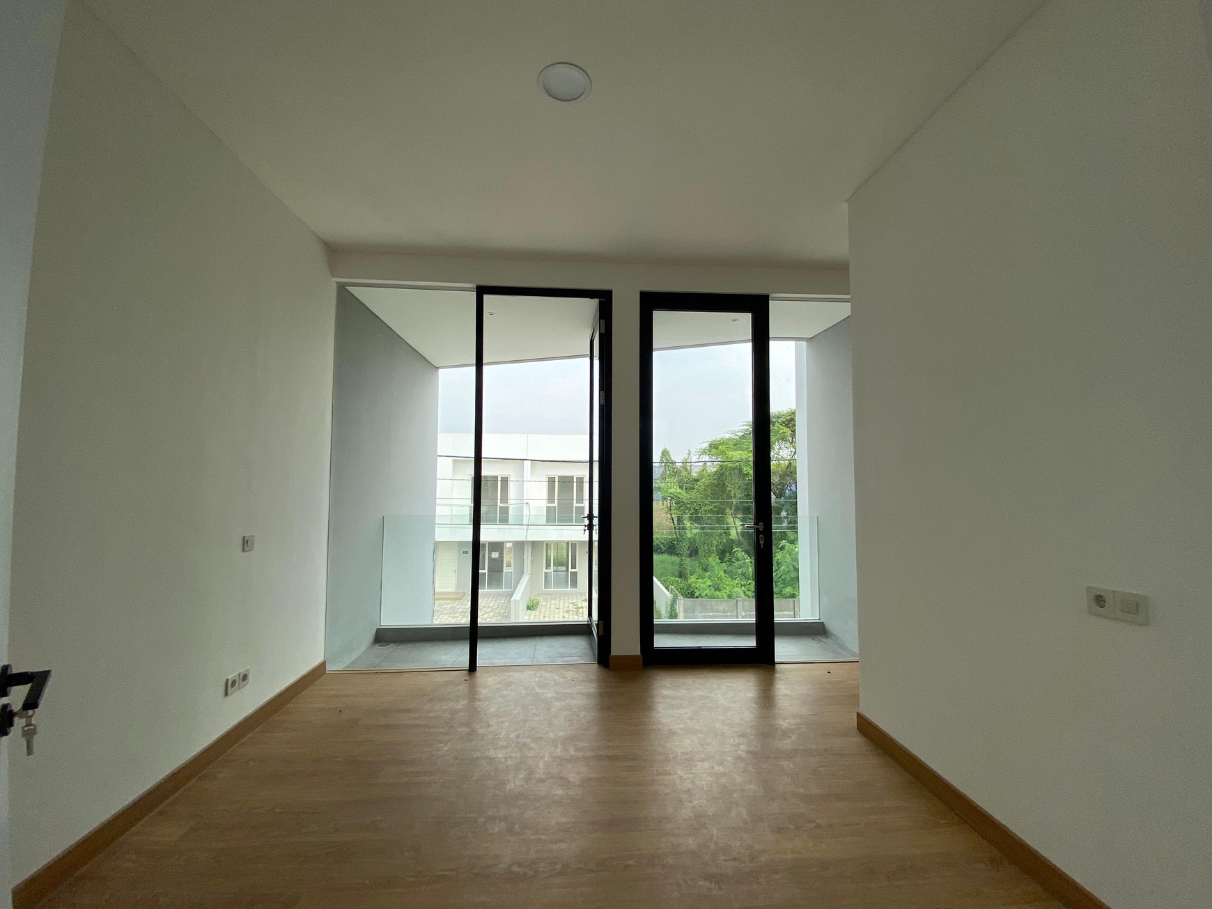 DIJUAL RUMAH KEMBAR 2 SIAP HUNI, Graha Green Garden, Dian Istana, Surabaya Barat