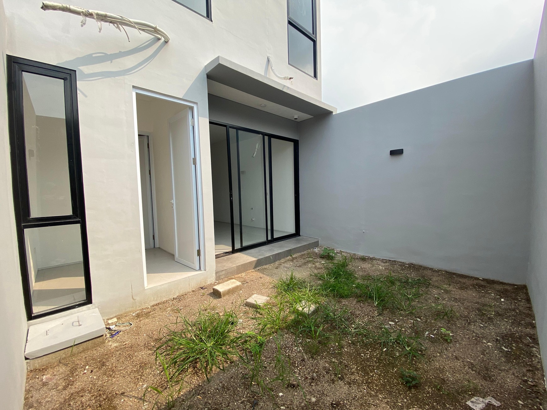 DIJUAL RUMAH KEMBAR 2 SIAP HUNI, Graha Green Garden, Dian Istana, Surabaya Barat