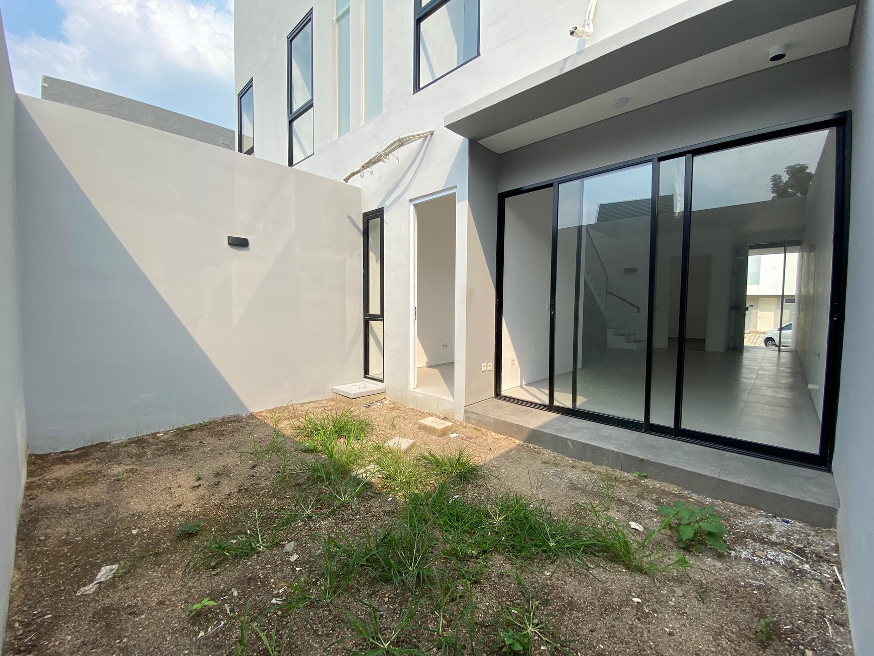 DIJUAL RUMAH KEMBAR 2 SIAP HUNI, Graha Green Garden, Dian Istana, Surabaya Barat