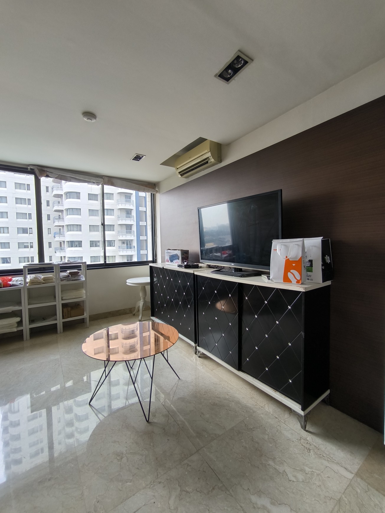 Dijual unit Apartrmen Park Royal- Jl Gatot Subroto - Jakpus
