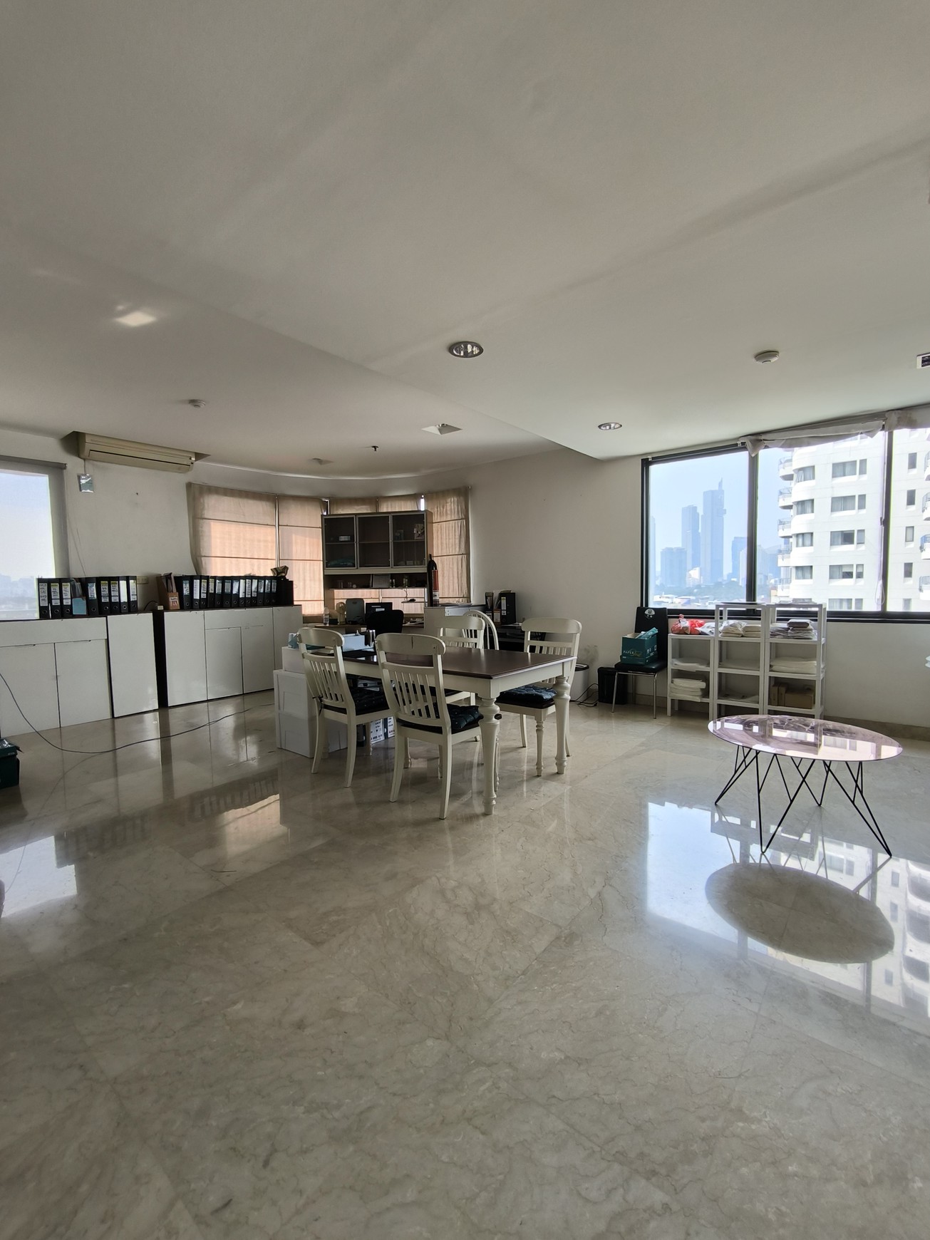 Dijual unit Apartrmen Park Royal- Jl Gatot Subroto - Jakpus