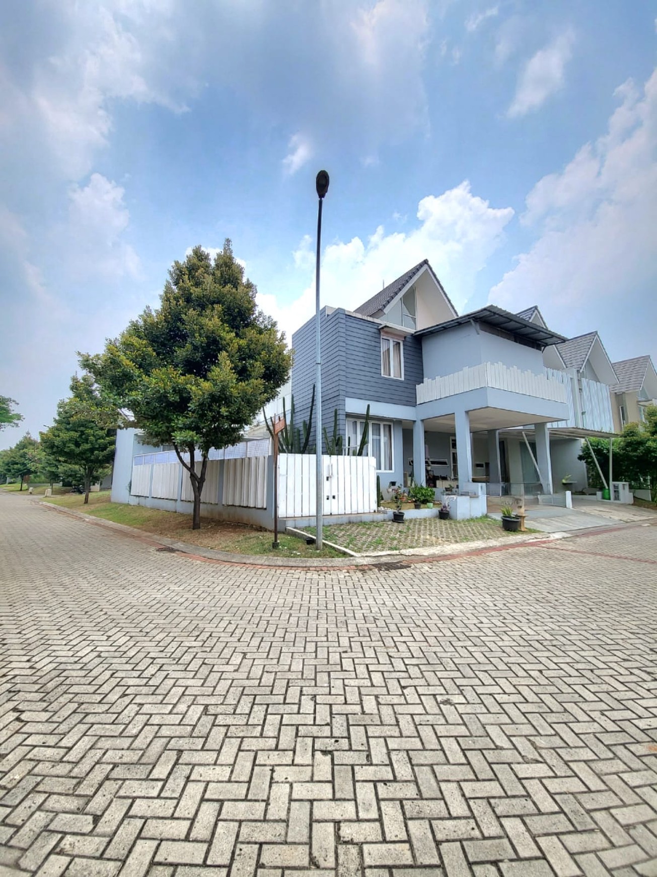 Rumah Hoek dengan Pool di cluster Discovery Bintaro