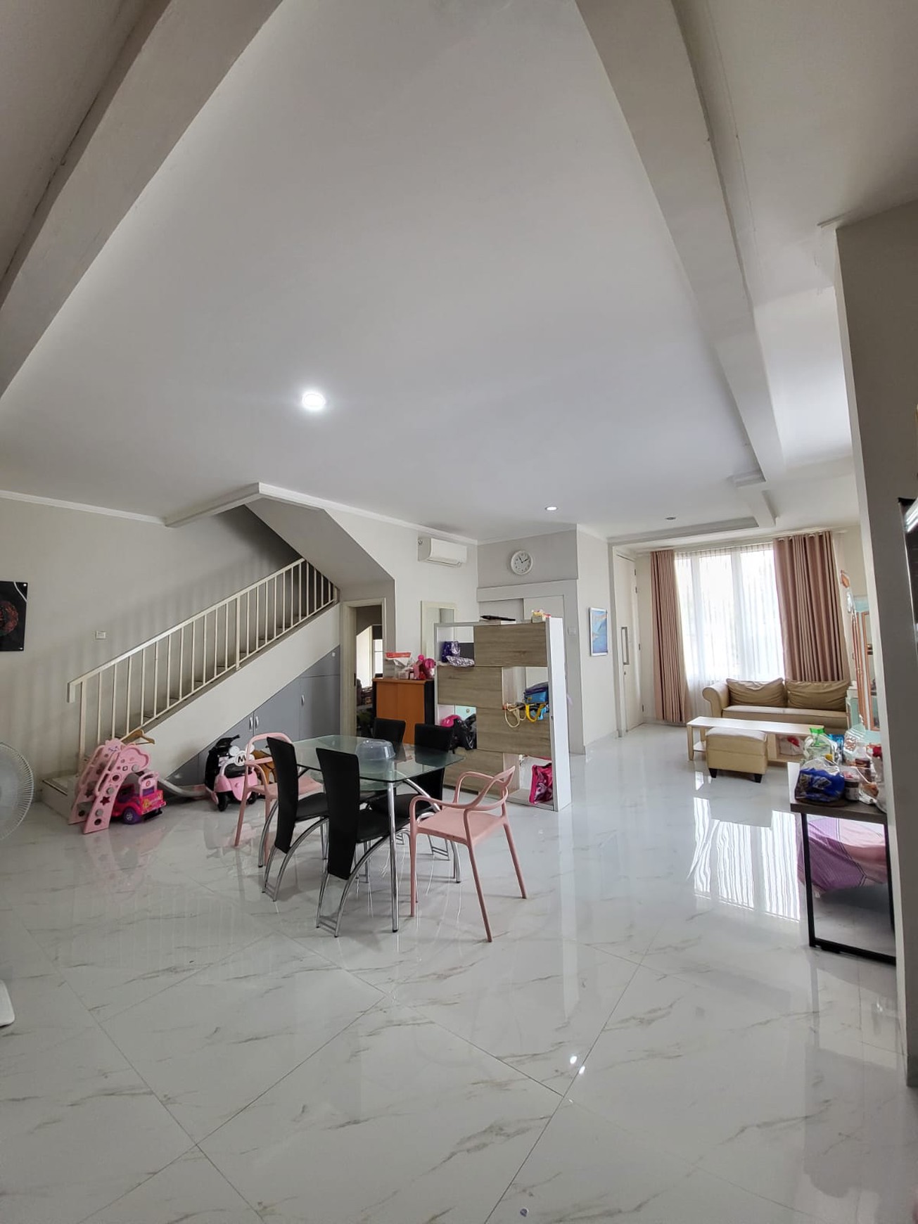 Rumah Hoek dengan Pool di cluster Discovery Bintaro