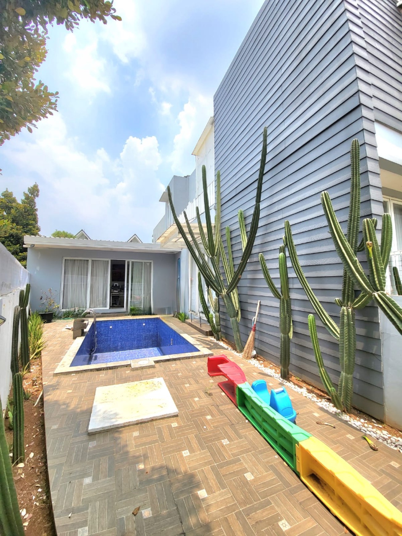 Rumah Hoek dengan Pool di cluster Discovery Bintaro