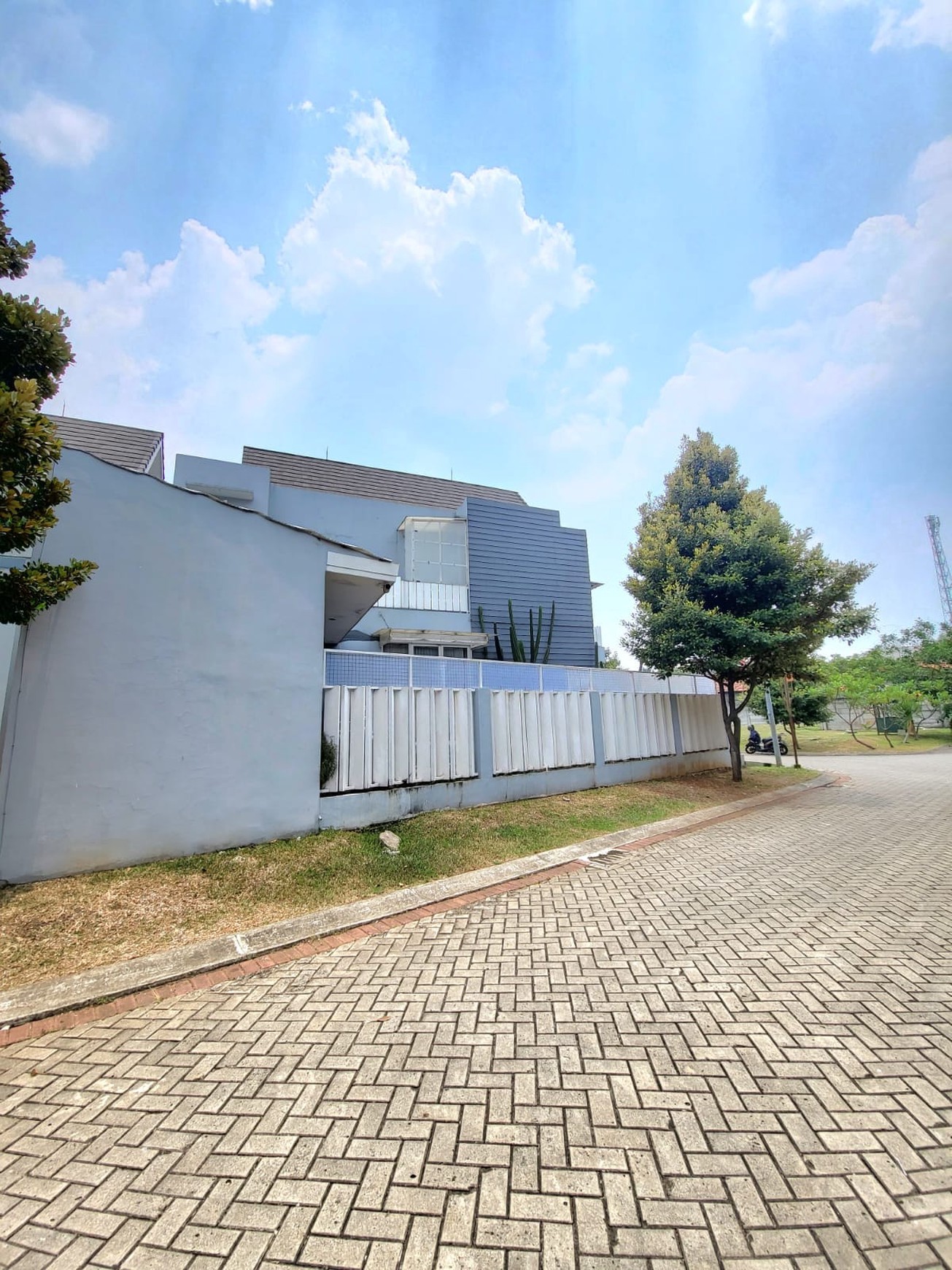 Rumah Hoek dengan Pool di cluster Discovery Bintaro