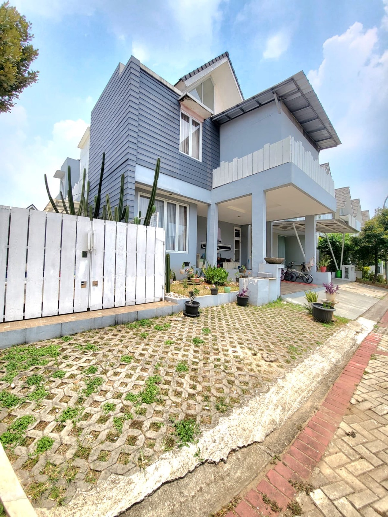 Rumah Hoek dengan Pool di cluster Discovery Bintaro