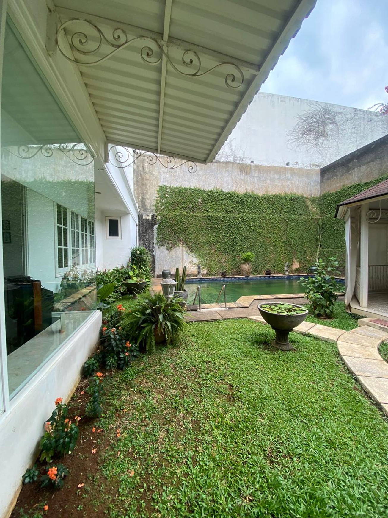 Dijual Rumah di Simprug Golf, Kebayoran Lama, Jakarta Selatan