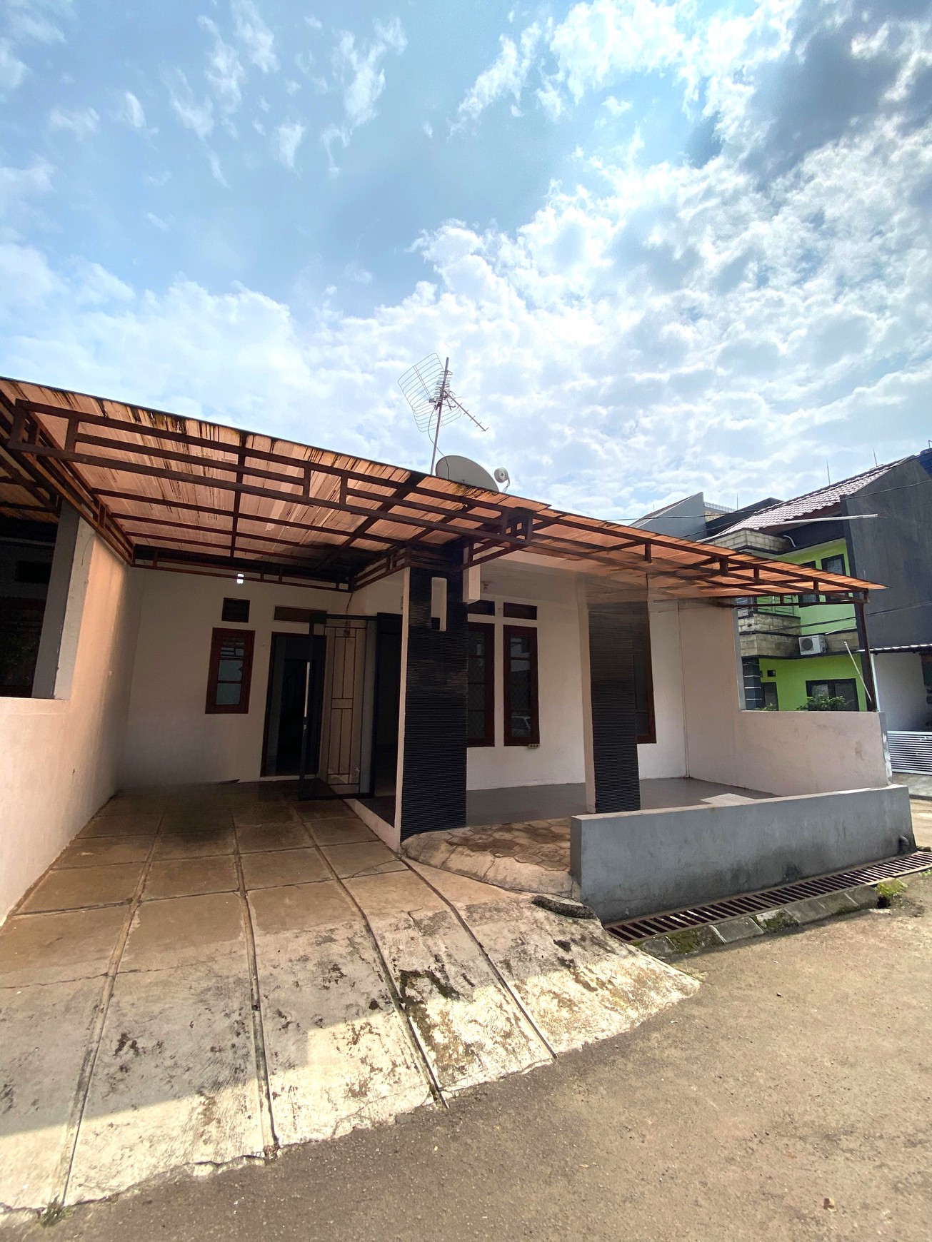 Rumah Strategis Pondok Cabe Dekat Tol & MRT - Harga di Bawah 1 M