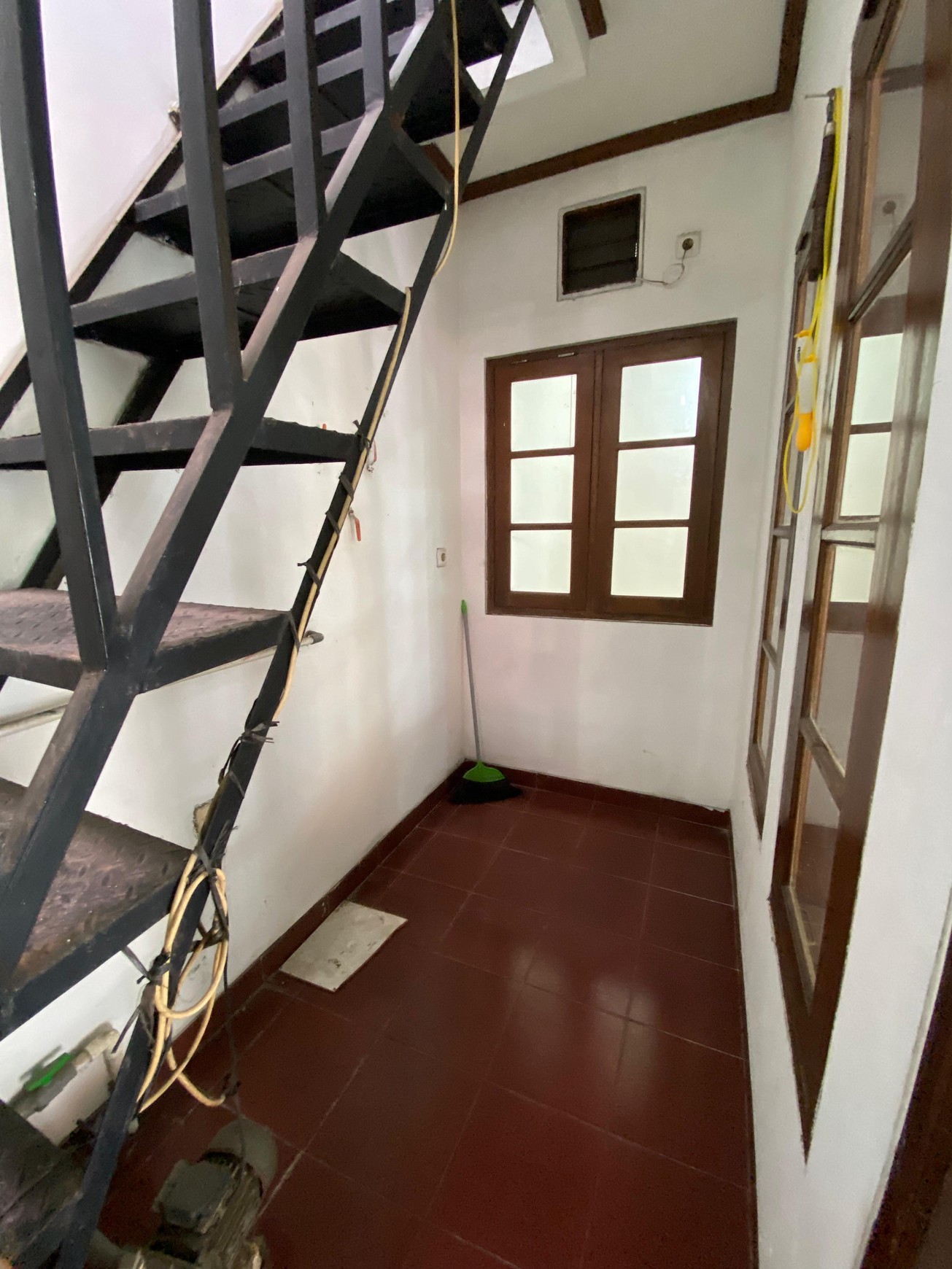 Rumah Strategis Pondok Cabe Dekat Tol & MRT - Harga di Bawah 1 M