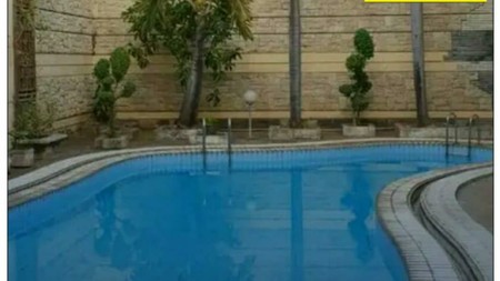 Murah Hitung Tanah Dijual Rumah + Kolam renang di Raya Darmo Surabaya Pusat